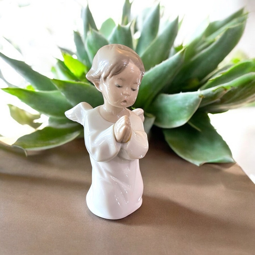 Lladró Angel Praying Figurine #4962 - Picture 12 of 16